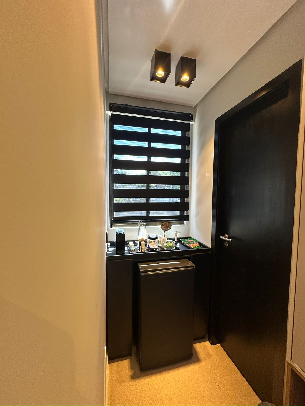 Cantinho do minibar, com frigobar e bancada